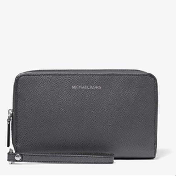 Auth. Michael Kors leather LG phone/card wristlet - Picture 3 of 13